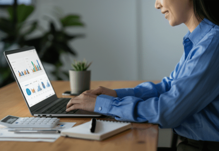 Planejamento Financeiro Confiante Pessoa sorrindo enquanto planeja suas finanças em um notebook.