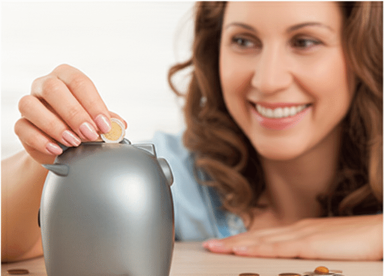 Mulher sorrindo depositando moedas em um cofre