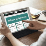 Mãos cancelando assinatura em um tablet