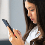 Pessoa desativando notificações de celular com olhar concentrado